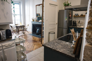 Diseño de cocinas en L retro de tamaño medio sin isla con salpicadero de azulejos tipo metro y encimeras grises