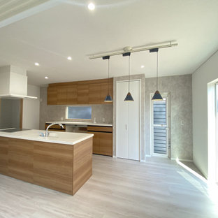 Modelo de cocina lineal, minimalista, abierta, con salpicadero marrón, salpicadero de madera, una isla, suelo blanco, encimeras blancas y papel pintado