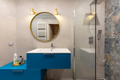 Aménagement d'une salle de bain principale contemporaine de taille moyenne avec des portes de placard bleues, meuble simple vasque et meuble-lavabo sur pied.