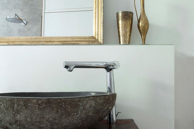 Mittelgroßes Modernes Badezimmer En Suite mit freistehender Badewanne, offener Dusche, Wandtoilette, weißer Wandfarbe, hellem Holzboden, Aufsatzwaschbecken und offener Dusche in Berlin