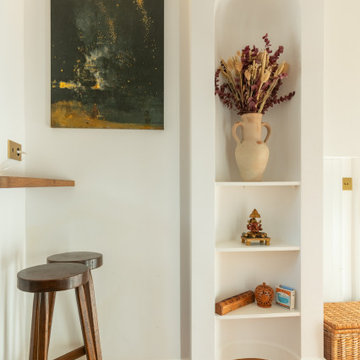 Coin bar en bois et niches intégrées sur mesure