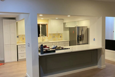 Example of a transitional home design design in Seattle