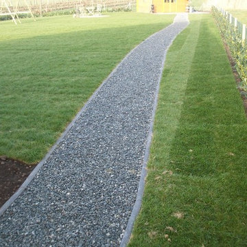 Hausgarten mit Rollrasen und Gartenhaus, sowie Wegen und Freisitz hergestellt