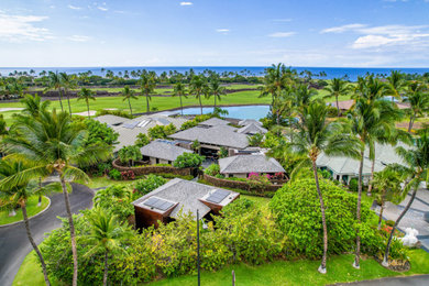 ハワイにあるお手頃価格のトロピカルスタイルのおしゃれな大きな家の写真
