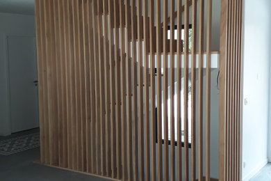 Cette photo montre un grand escalier moderne en U avec des marches en bois, des contremarches en bois et un garde-corps en bois.