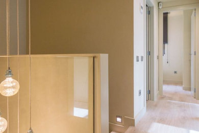 Imagen de recibidores y pasillos escandinavos de tamaño medio con paredes beige, suelo de madera clara y suelo beige