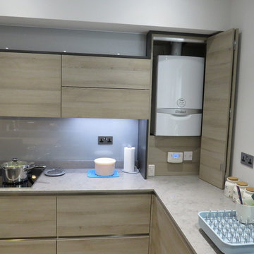 Arcos Stone Oak Horizontal & Caneo Matt Grey Handle Free Kitchen