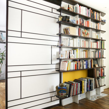 Bibliothèque murale avec porte coulissante