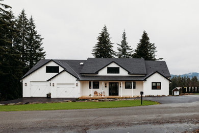Country exterior home photo in Portland