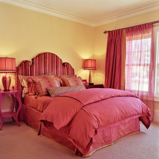 Inspiration för eklektiska sovrum, med gula väggar, heltäckningsmatta och rosa golv