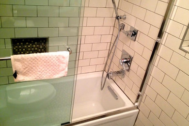 ニューオリンズにあるモダンスタイルのおしゃれな浴室の写真
