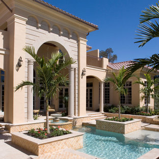 マイアミの小さい地中海スタイルのおしゃれなプールの写真