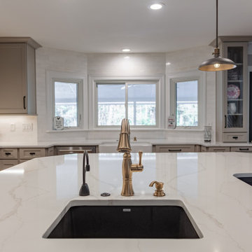 LARGE TWO-TONE KITCHEN