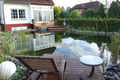 kleiner Hausgarten mit Schwimmteich