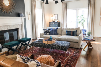 Living room - mid-sized contemporary living room idea in Chicago