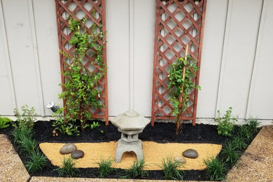Design ideas for a mid-sized asian partial sun courtyard mulch landscaping in Dallas for summer.