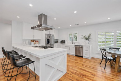 Inspiration for a modern home design remodel in Los Angeles