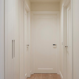 Inredning av en klassisk mellanstor hall, med beige väggar, laminatgolv och brunt golv