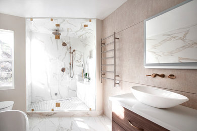 Diseño de cuarto de baño principal, doble y flotante contemporáneo grande con puertas de armario marrones, bañera exenta, baldosas y/o azulejos beige, baldosas y/o azulejos de mármol, encimera de mármol y encimeras blancas