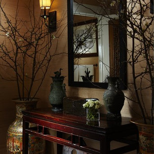 Inspiration pour un hall d'entrée asiatique de taille moyenne avec un mur beige et un sol en marbre.
