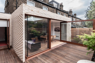 Inspiration for a mid-sized contemporary backyard deck in London with no cover.