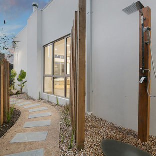 メルボルンのコンテンポラリースタイルのおしゃれなテラス・中庭 (屋外シャワー、砂利舗装、日よけなし) の写真