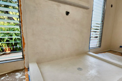 ロサンゼルスにあるラグジュアリーな地中海スタイルのおしゃれな浴室の写真
