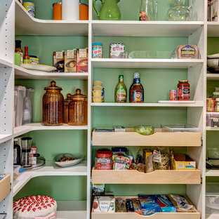 Große Klassische Küche in U-Form mit Vorratsschrank, Unterbauwaschbecken, Schrankfronten im Shaker-Stil, grauen Schränken, Marmor-Arbeitsplatte, Küchenrückwand in Weiß, Rückwand aus Glasfliesen, Küchengeräten aus Edelstahl, braunem Holzboden und Kücheninsel in Seattle