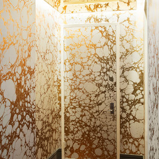 Idéer för en liten eklektisk hall, med metallisk väggfärg, mellanmörkt trägolv, en enkeldörr, en vit dörr och beiget golv