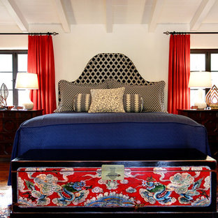 Immagine di una camera matrimoniale etnica di medie dimensioni con pareti bianche, parquet scuro, nessun camino e pavimento marrone