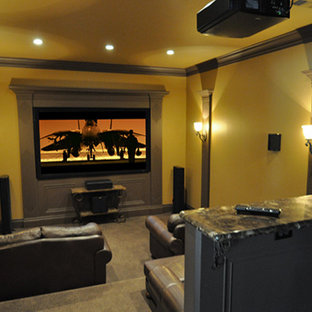 Foto di un home theatre minimalista chiuso con pareti gialle e schermo di proiezione