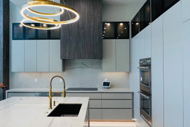 Kitchen - mid-century modern kitchen idea in Miami