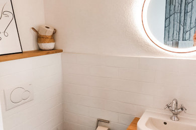 Kleine Moderne Gästetoilette mit schwebendem Waschtisch in Sonstige