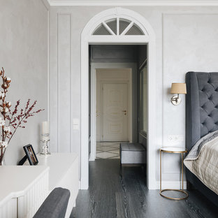 Стильный дизайн: хозяйская спальня в стиле современная классика с серыми стенами, темным паркетным полом и черным полом - последний тренд