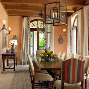 Mediterrane Esszimmer mit oranger Wandfarbe Ideen, Design & Bilder