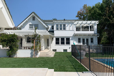 Diseño de fachada de casa blanca y gris clásica grande de dos plantas con revestimiento de estuco, tejado a dos aguas y tejado de teja de madera