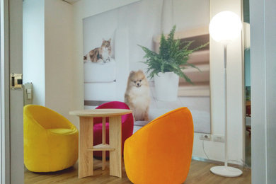 Foto di un piccolo soggiorno design chiuso con pareti bianche, parquet chiaro e pavimento marrone
