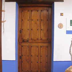 Puerta r&uacute;stica de exterior con clavos y herrajes en negro. - Products