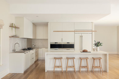 This is an example of a contemporary kitchen in Melbourne.