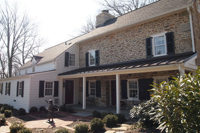 Cottage home design photo in Philadelphia