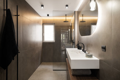 Exemple d'une salle de bain moderne de taille moyenne avec un mur marron, une niche et meuble simple vasque.
