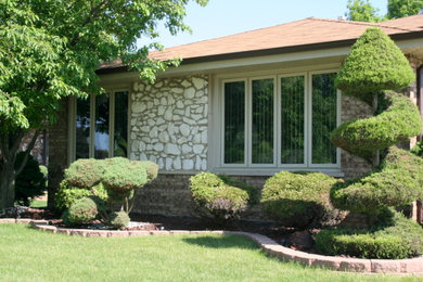 Mid-sized traditional brown one-story mixed siding exterior home idea in Chicago with a hip roof