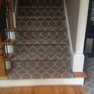 Diseño de escalera recta, tradicional, pequeña, con escalones de madera, contrahuellas de madera pintada y barandilla de varios materiales