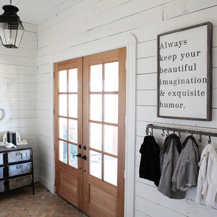 Новые идеи обустройства дома: прихожая среднего размера в стиле кантри с белыми стенами, кирпичным полом, двустворчатой входной дверью и стеклянной входной дверью
