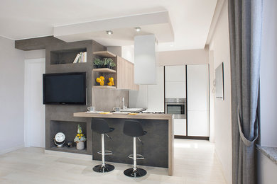 Ispirazione per una piccola cucina moderna
