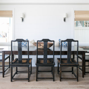 На фото: гостиные-столовые среднего размера в морском стиле с белыми стенами, паркетным полом среднего тона и коричневым полом без камина