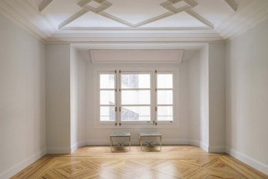 Imagen de salón para visitas cerrado clásico de tamaño medio con paredes blancas, suelo de madera clara, suelo marrón y casetón