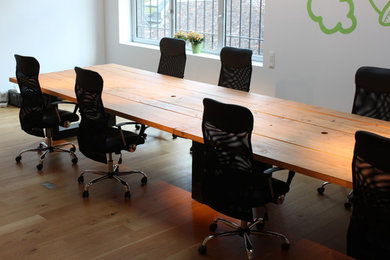 Cette photo montre un bureau industriel avec un bureau intégré.