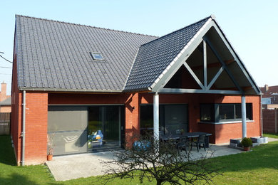 Cette image montre une façade de maison design.