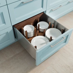 Inspiration pour une arrière-cuisine marine avec des portes de placard bleues et un sol en bois clair.